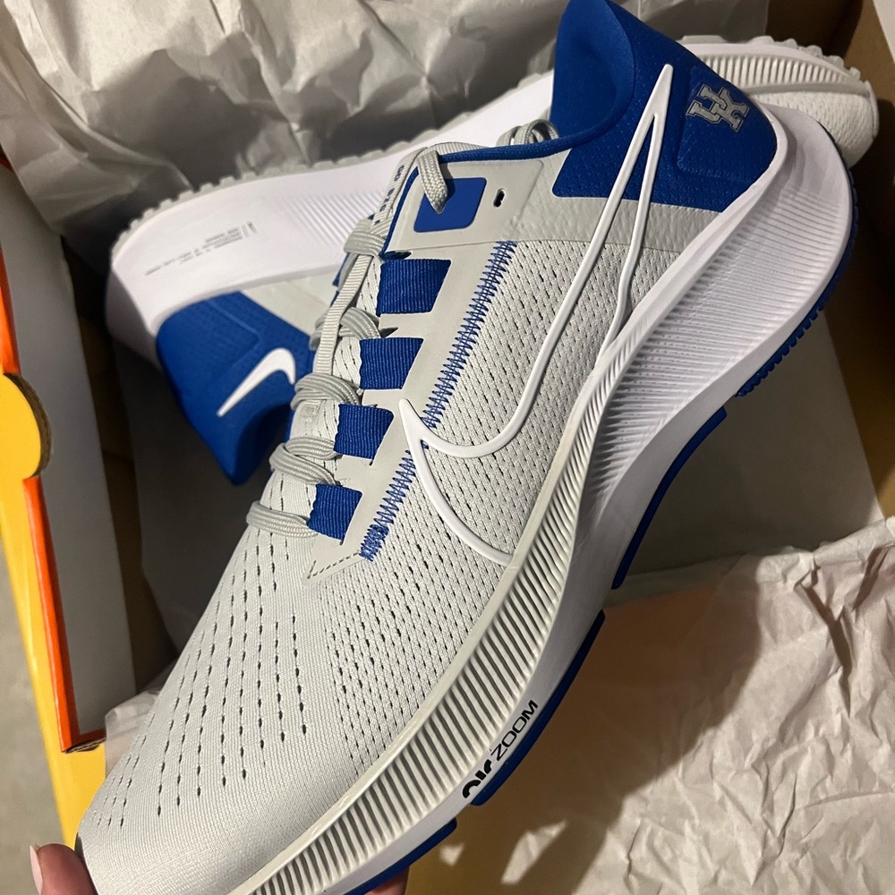 NWT Men’s Nike University of Kentucky Sneakers